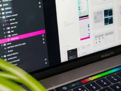 computadora con diseños graficos en su pantalla
