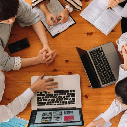 grupo de personas creativas trabajando en conjunto