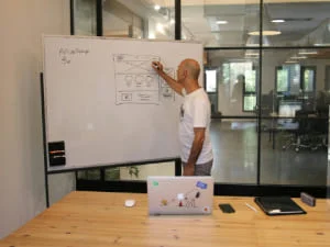 persona planificando una propuesta de sitio web